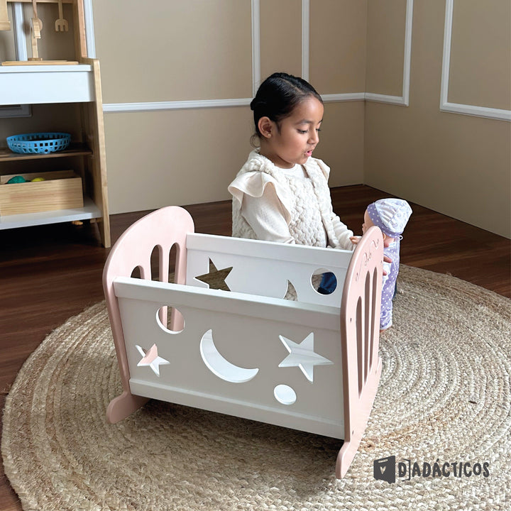 muebles infantiles, juguetes de madera, y juguetes sostenibles. cuna de muñecas de madera, juguete seguro, acabados premium, juguete para niños, diseño funcional y estético.