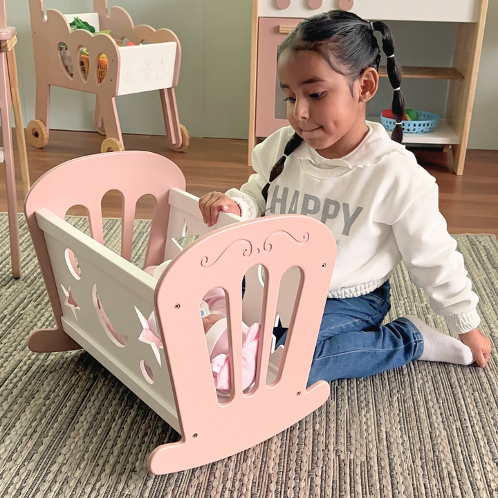 muebles infantiles, juguetes de madera, y juguetes sostenibles. cuna de muñecas de madera, juguete seguro, acabados premium, juguete para niños, diseño funcional y estético.
