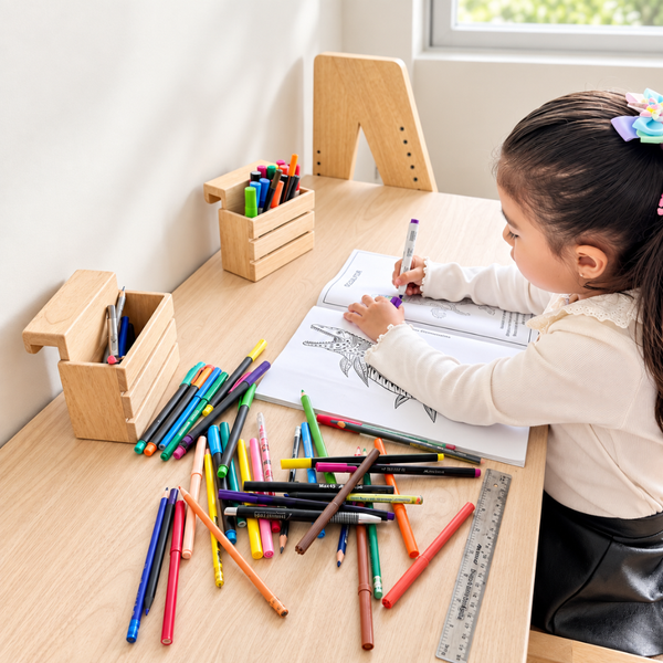 Niño realizando tareas en el Escritorio Delta evolutivo
