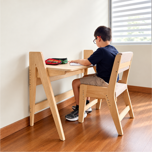 Niño usando Escritorio Delta evolutivo en altura infantil